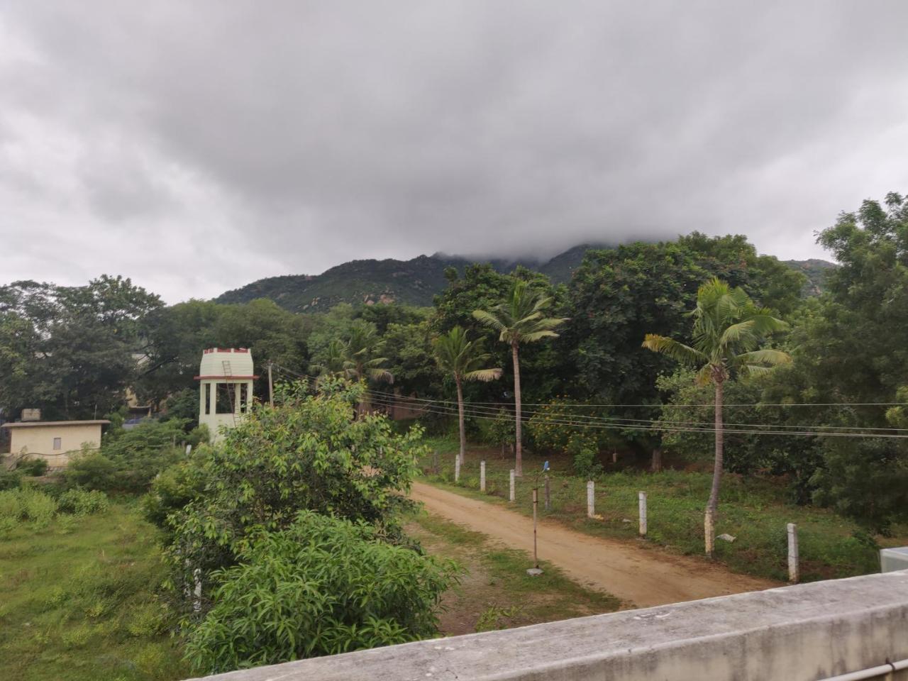 Srb Residency Hotel Tiruvannamalai Bagian luar foto