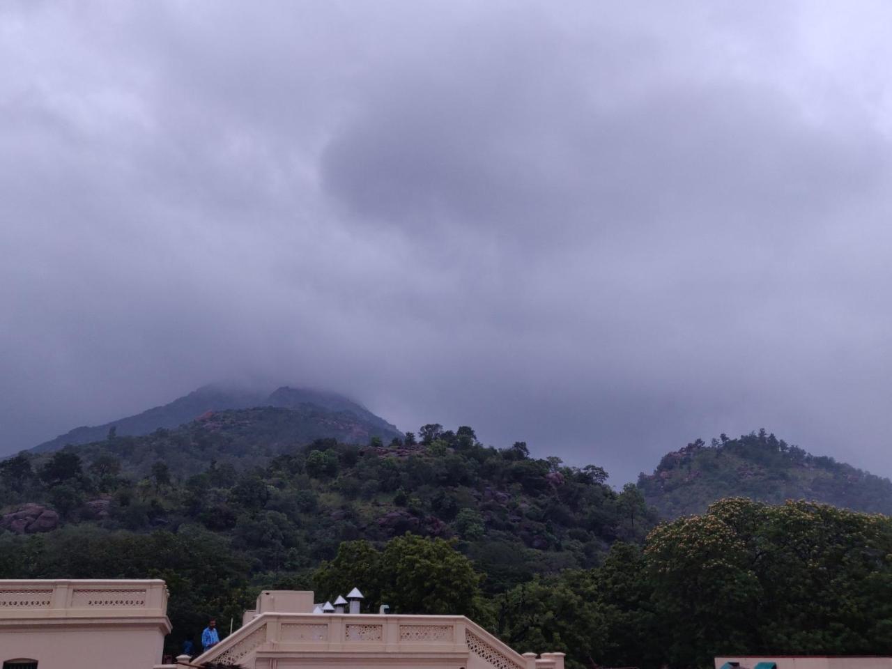 Srb Residency Hotel Tiruvannamalai Bagian luar foto